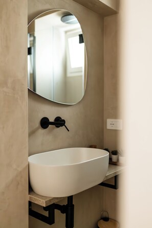 Regadera, secadora de cabello, bidet, toallas 