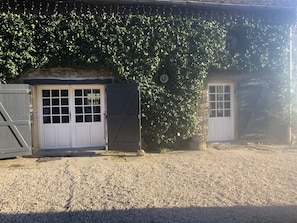 Exterior detail - Bed and breakfast in a former stable (Mont-Saint-Vincent)