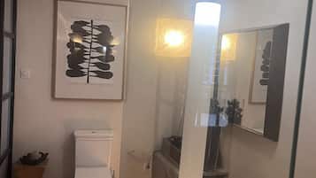 Een douche, een haardroger, handdoeken, zeep