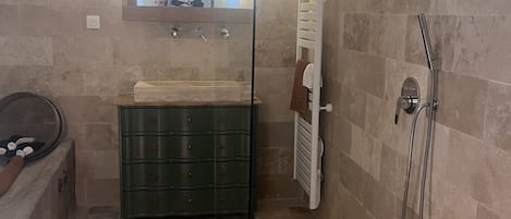 Dusche, Haartrockner, Handtücher, Seife