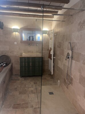 Douche, sèche-cheveux, serviettes fournies, savon