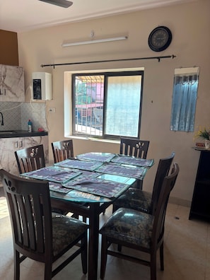 Dining - Casa de Aaron with beachfront access, located on the Colva beach Road (Colva)