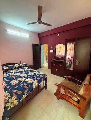 2 bedrooms, WiFi, bed sheets - Casa de Aaron with beachfront access, located on the Colva beach Road (Colva)