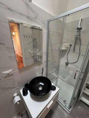 Shower, hair dryer, bidet, towels - Penthouse23 Vatican Charming Apartment (Roma)