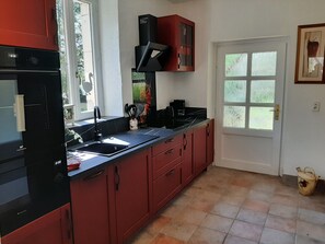 Microwave, oven, stovetop, dishwasher - Gite au Moulin (La Chapelle-Faucher)