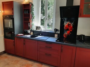 Microwave, oven, stovetop, dishwasher - Gite au Moulin (La Chapelle-Faucher)