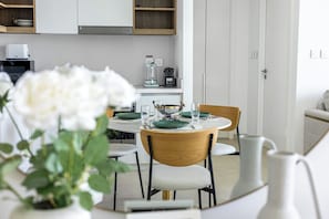 Apartemen Deluks, balkon, pemandangan gurun | Tempat makan