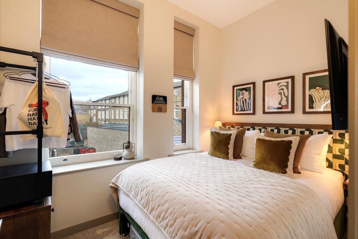 Deluxe Studio | In-room safe, iron/ironing board