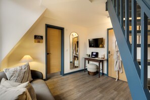 Suite estudio superior | Caja de seguridad en la habitación y tabla de planchar con plancha 