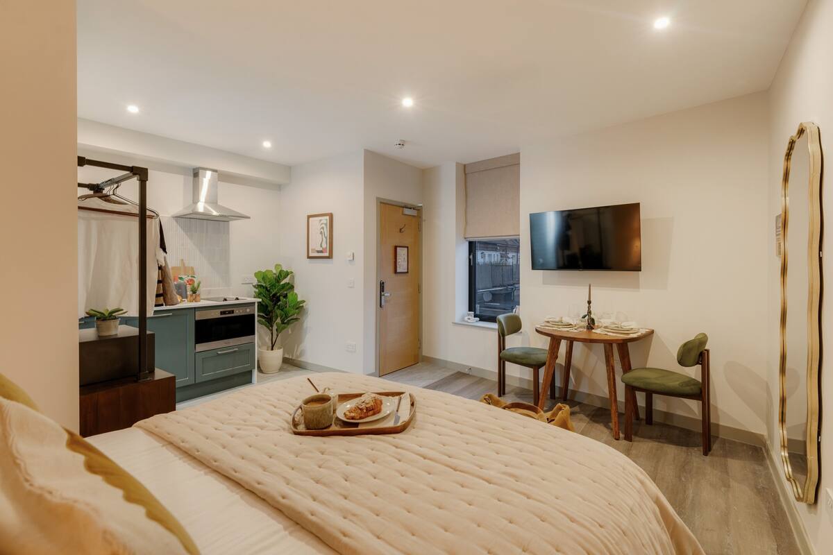 Grand Studio | In-room safe, iron/ironing board