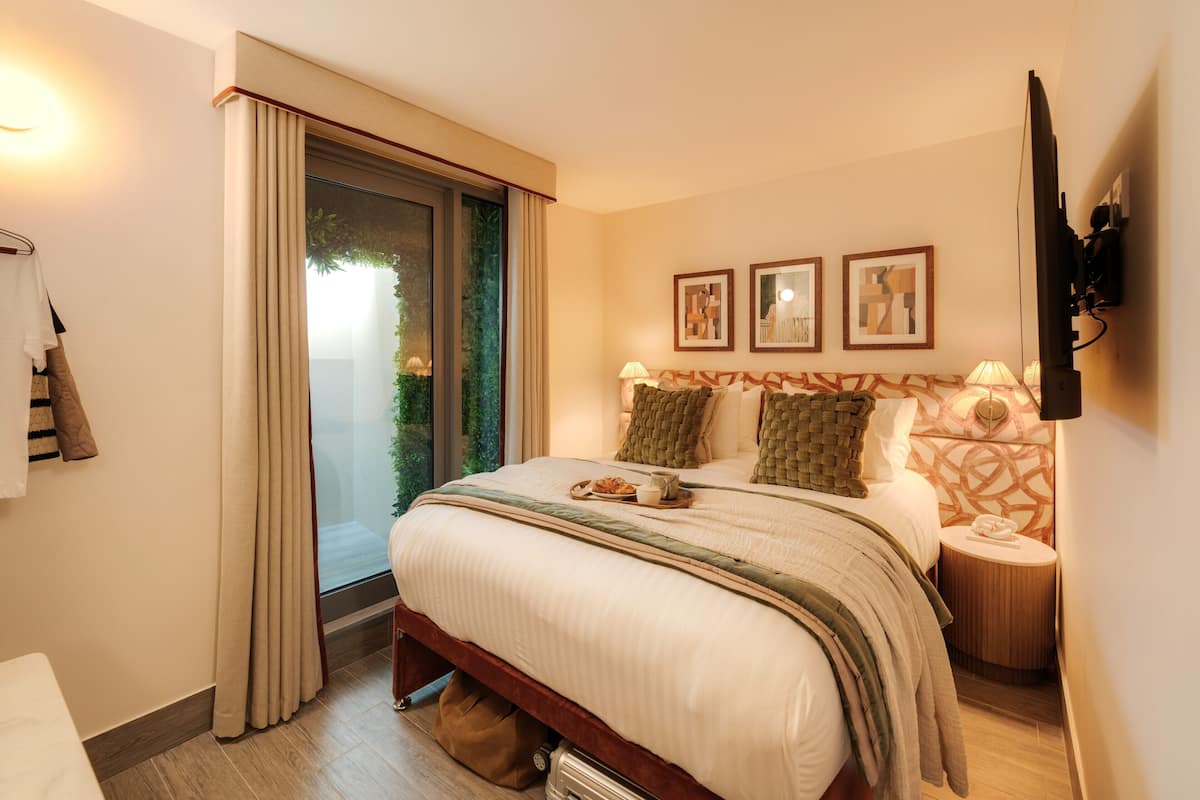 City Room | In-room safe, iron/ironing board