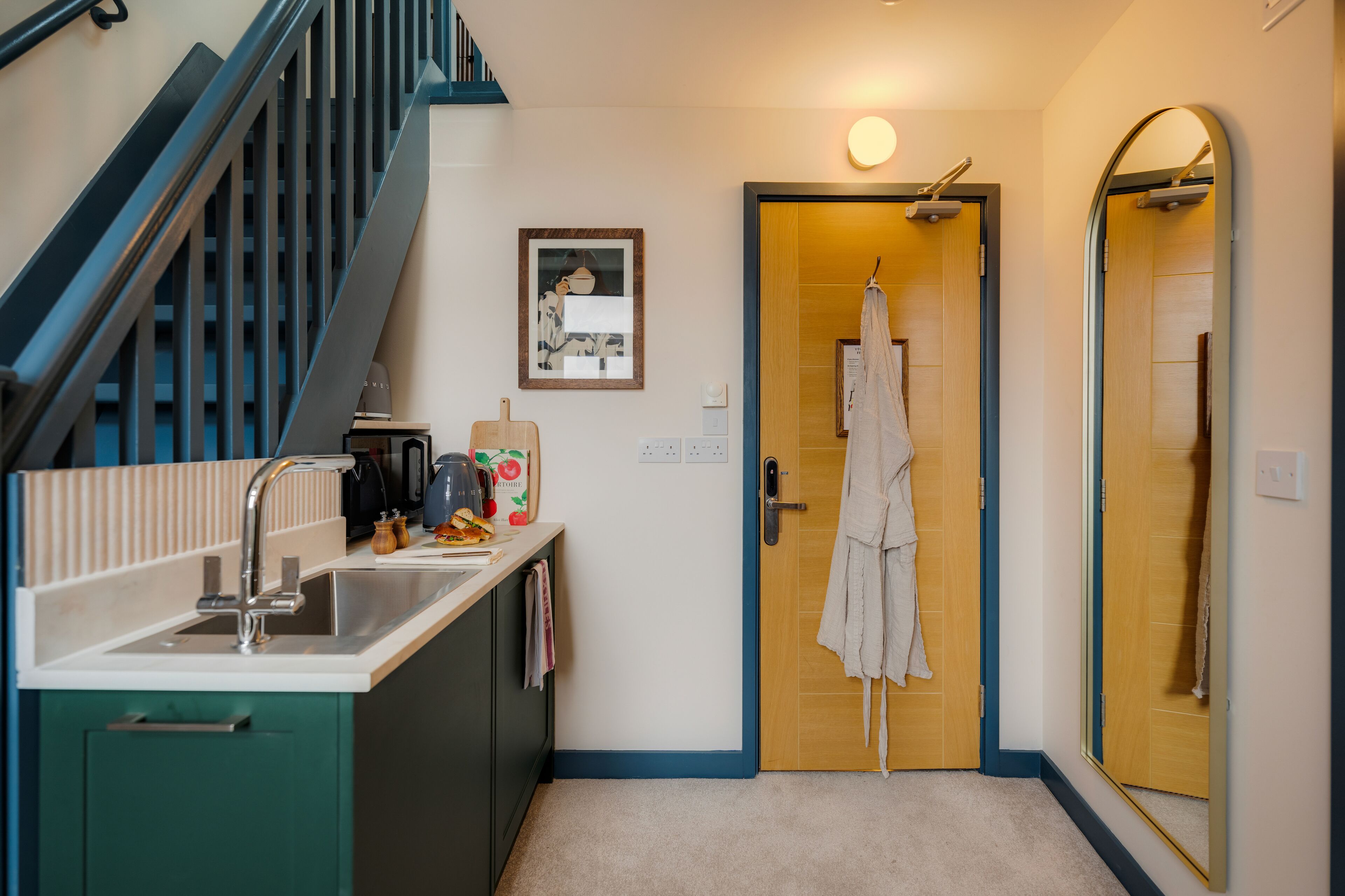 Business Studio Suite | In-room safe, iron/ironing board