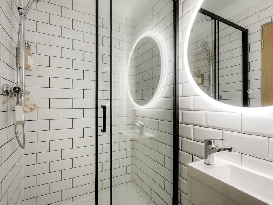 Grand Studio | Bathroom | Shower, rainfall showerhead, free toiletries, hair dryer