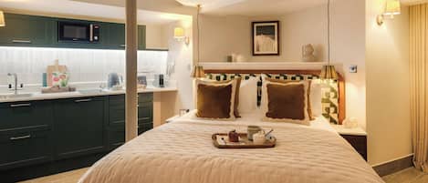 خزنة داخل الغرفة ومكواة/لوح كي