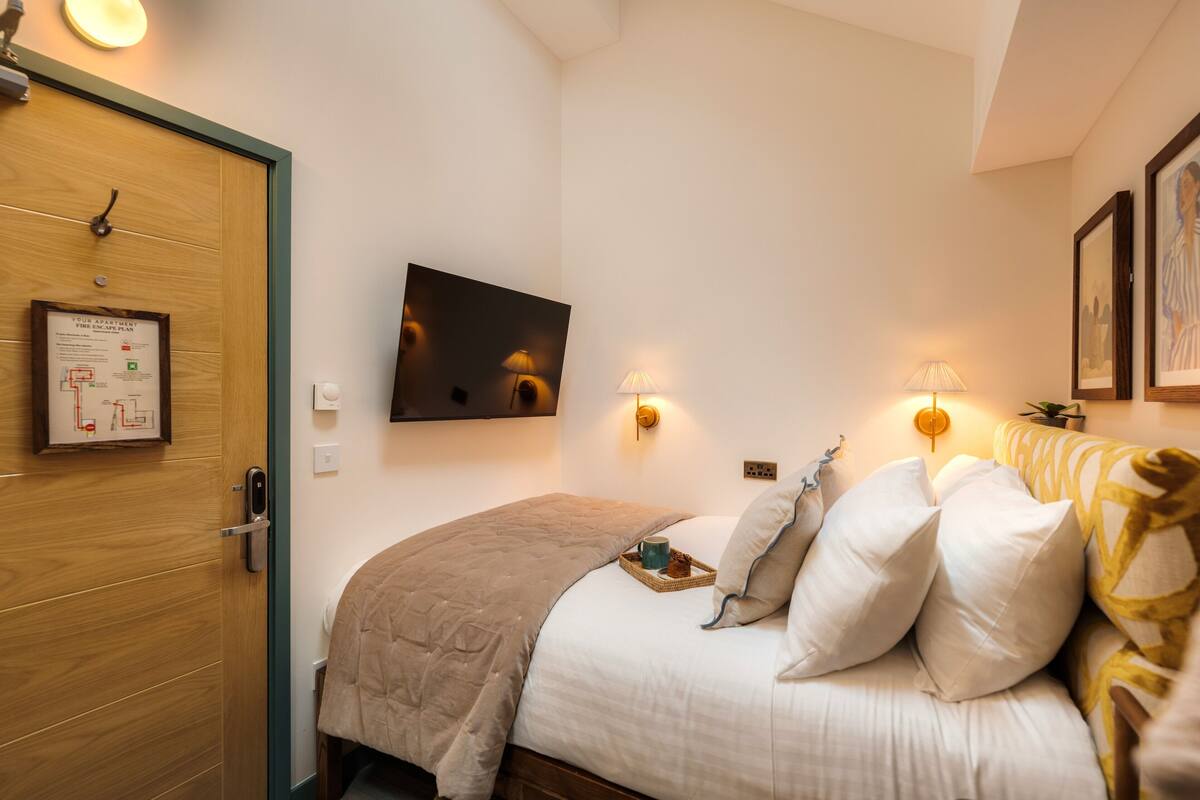 In-room safe, iron/ironing board
