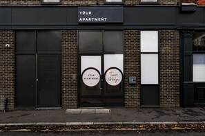 Front of property - Tower Bridge Road Your Apartment (London)