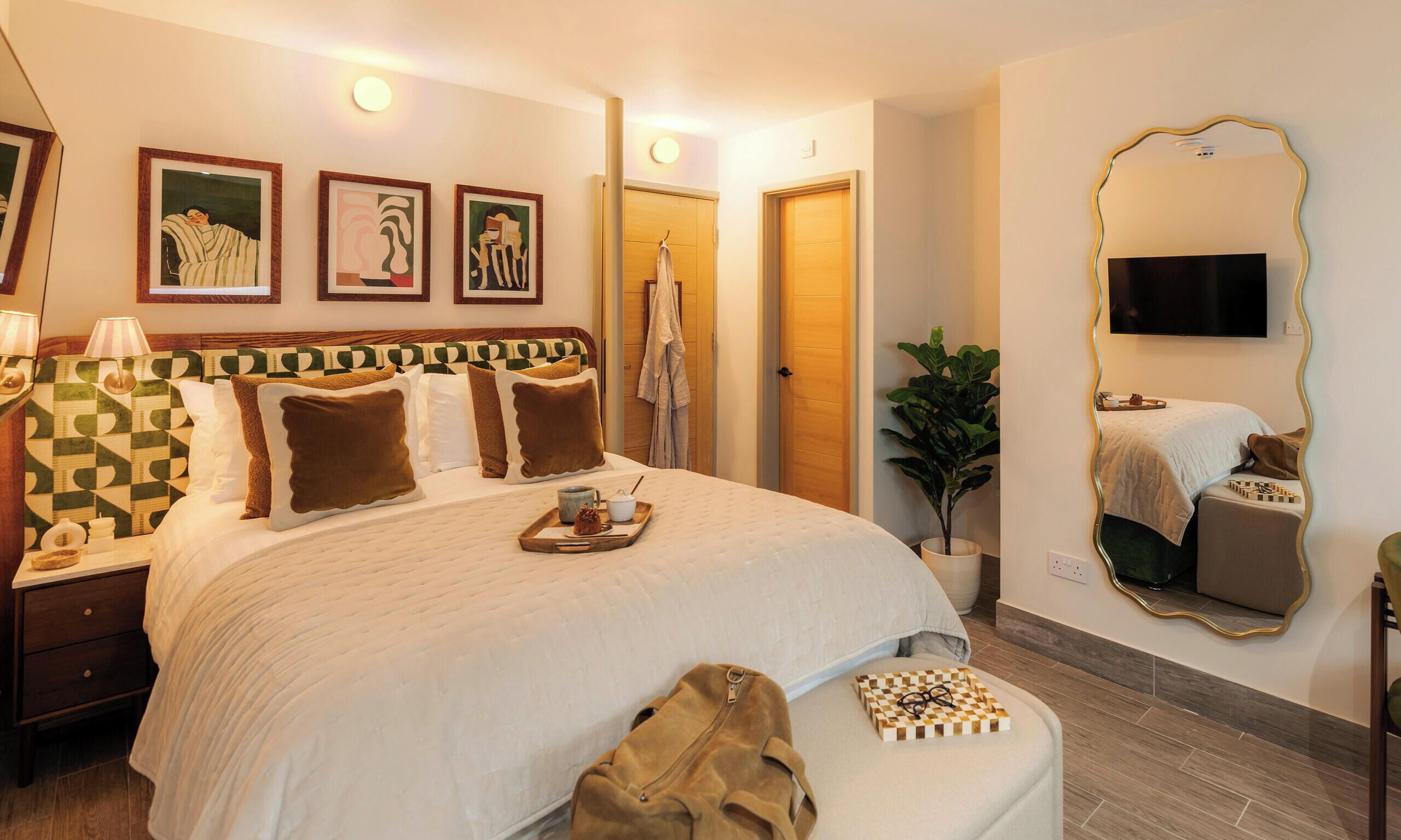 Economy-studio | Tallelokero huoneessa, silitysrauta/-lauta