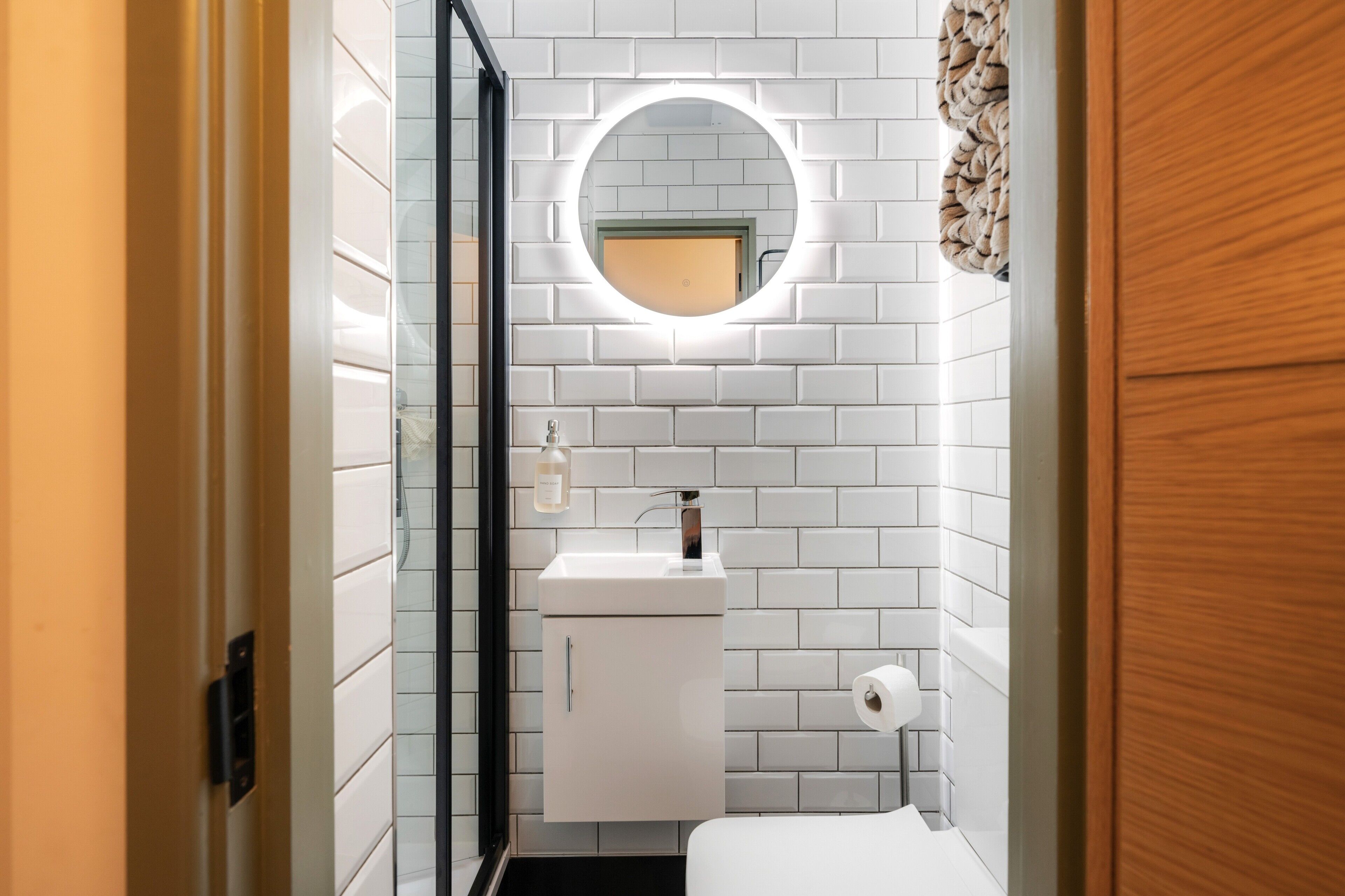 City Room | Bathroom | Shower, rainfall showerhead, free toiletries, hair dryer