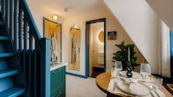 Business Studio Suite | In-room safe, iron/ironing board