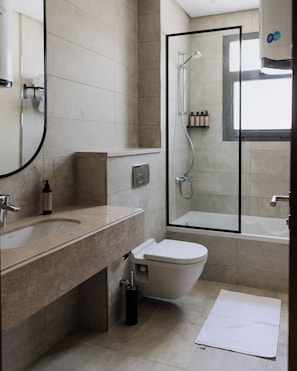 Toalhas de banho, sabonete, shampoo, papel higiênico