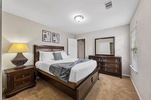 Tabla de planchar con plancha, wifi gratis y ropa de cama 