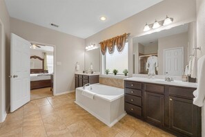 Secador de pelo, toallas, jabón, shampoo