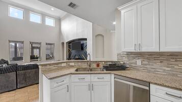 冰箱、微波炉、烤箱、炉灶