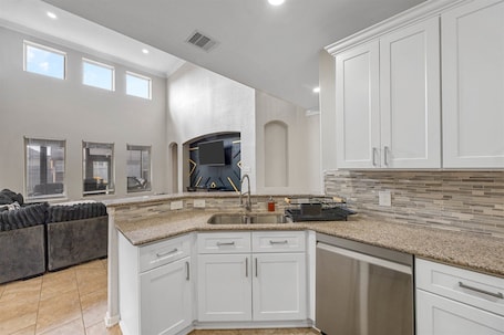 Fridge, microwave, oven, stovetop. HTown Getaway | Air Hockey Gym Yard BBQ Swing Set