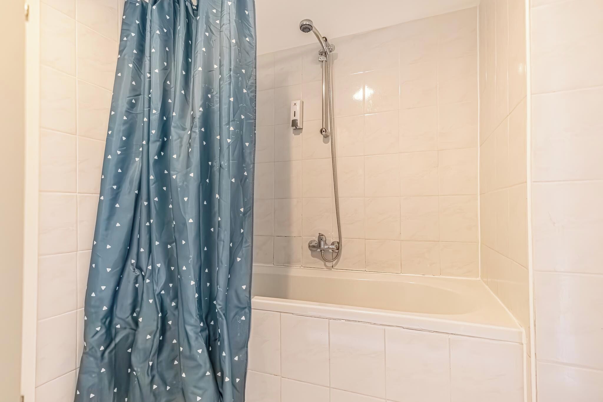 Combined shower/tub, free toiletries, hair dryer, towels
