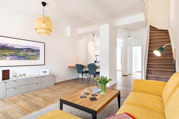 Wohn/Essbereich: Sofa, Sitzbereich, Essbereich, TV--Flachbild, Zugang zur Terrasse