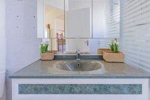 Hiustenkuivaaja, pyyhkeet, saippua, vessapaperi