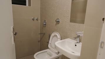 Een douche, handdoeken, zeep