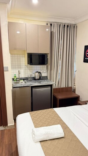 Espacio para trabajar con laptop y wifi gratis 