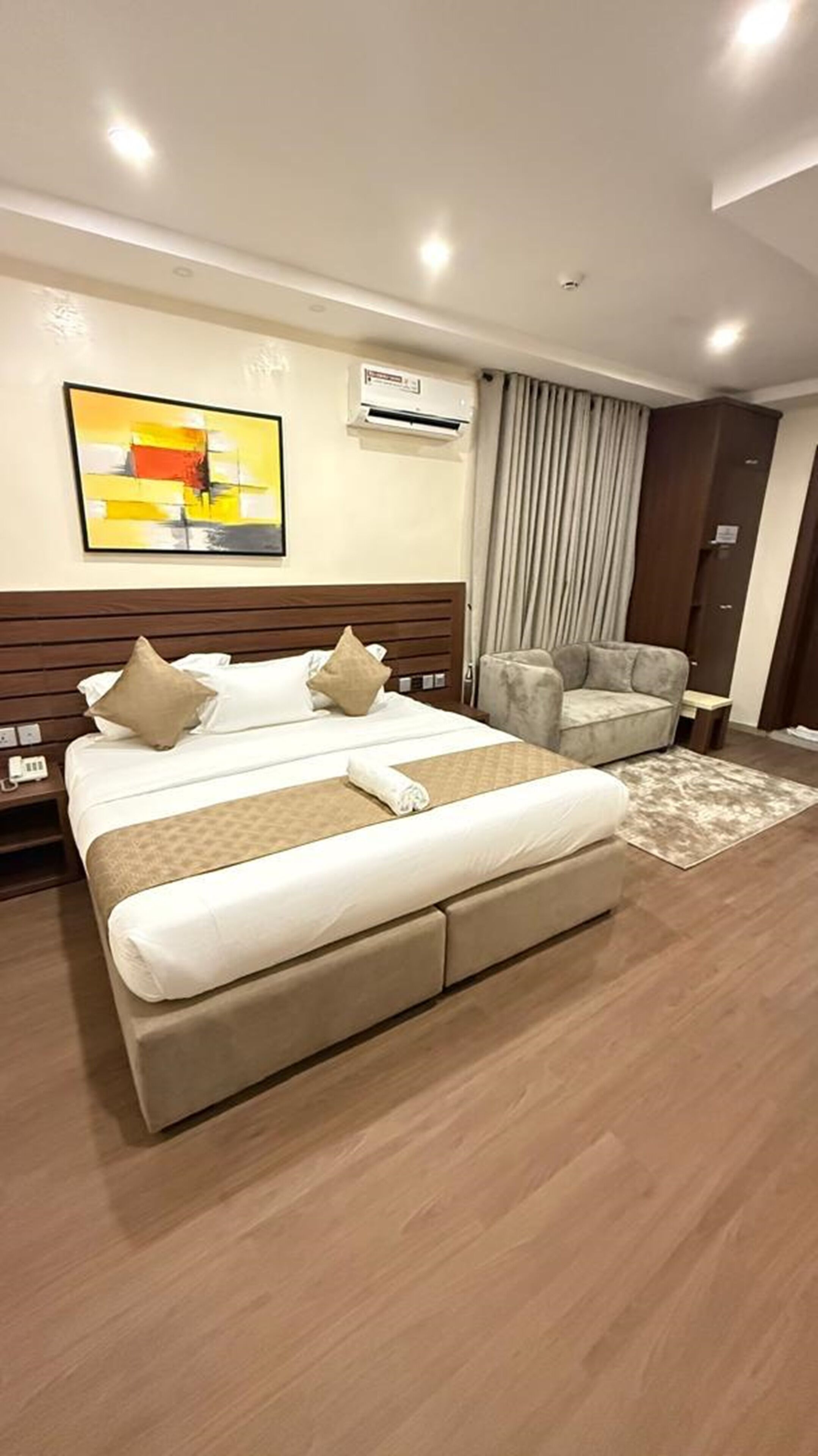 Deluxe Studio | Laptop workspace, free WiFi