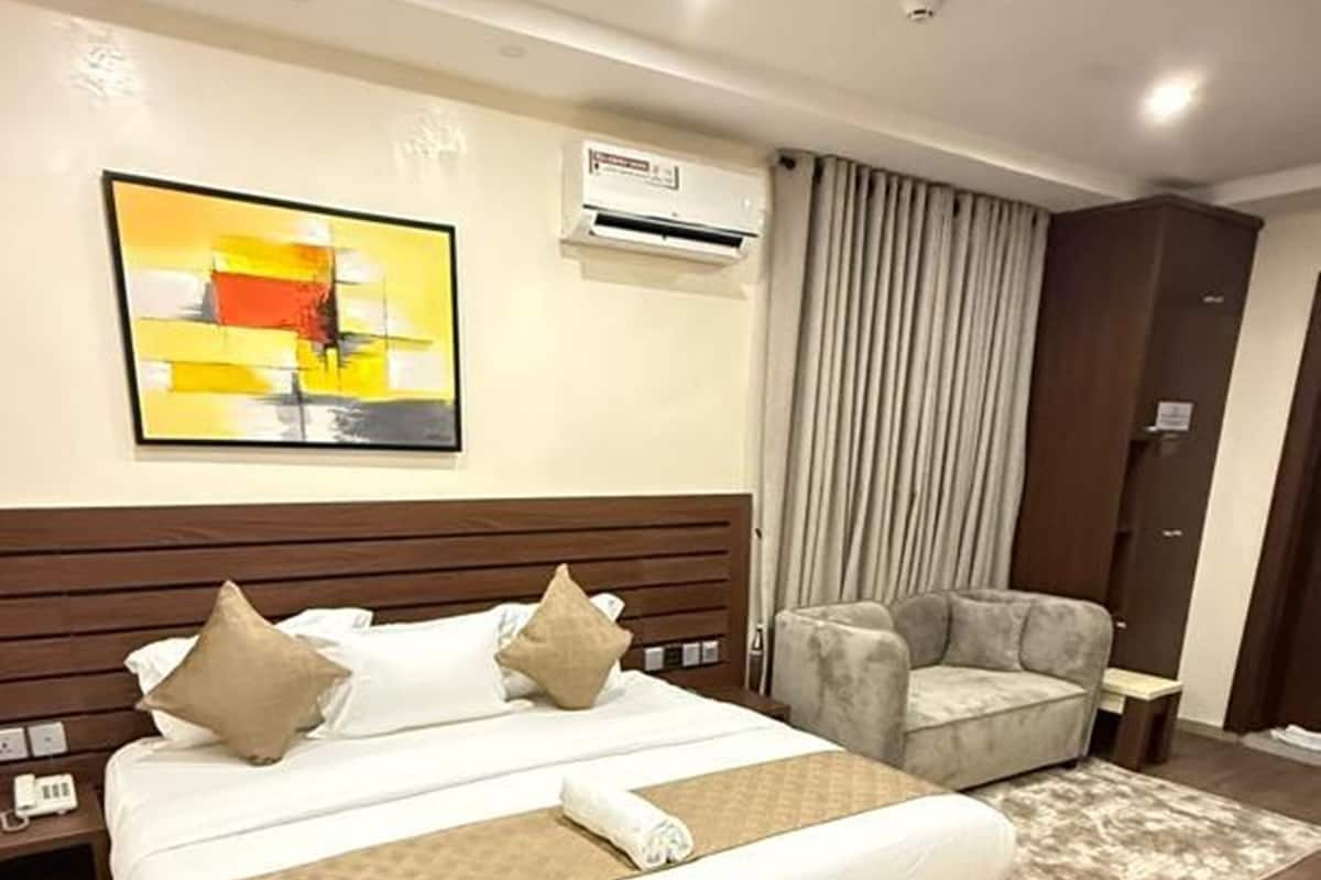 Deluxe Studio | Laptop workspace, free WiFi