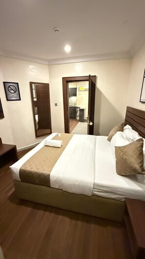 Deluxe Studio Suite | Laptop workspace, free WiFi - Moz One Executive Guest Rooms-Amorè (Ikeja)