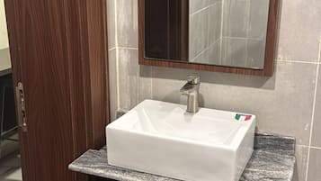 Suíte estúdio luxo | Banheiro | Chuveiro, toalhas de banho