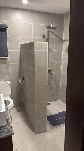 Deluxe Room | Bathroom | Shower, towels - Moz One Executive Guest Rooms-Amorè (Lagos)