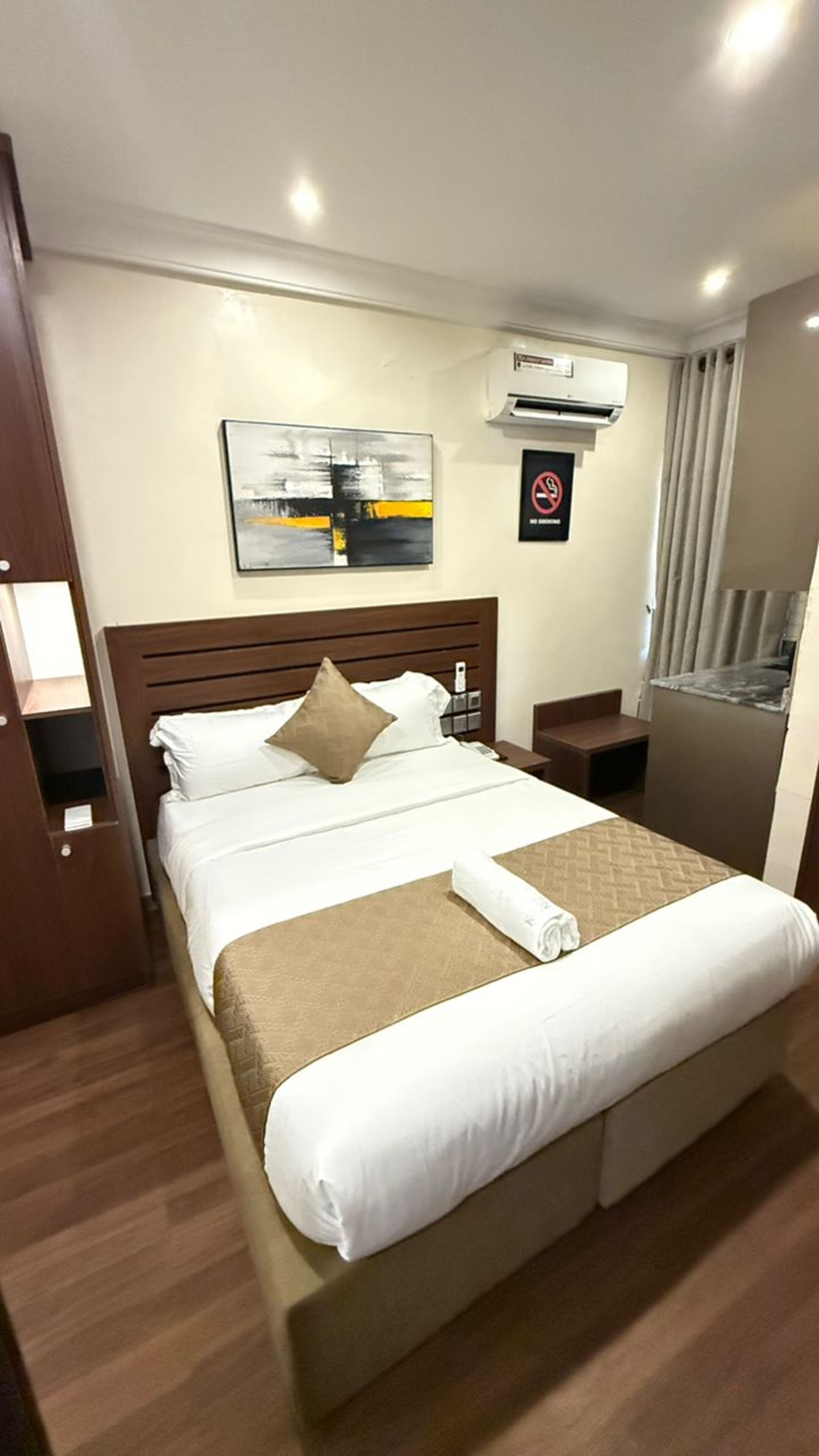 Deluxe Single Room | Laptop workspace, free WiFi