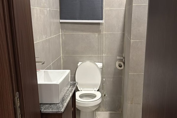 Deluxe Studio | Bathroom | Shower, towels