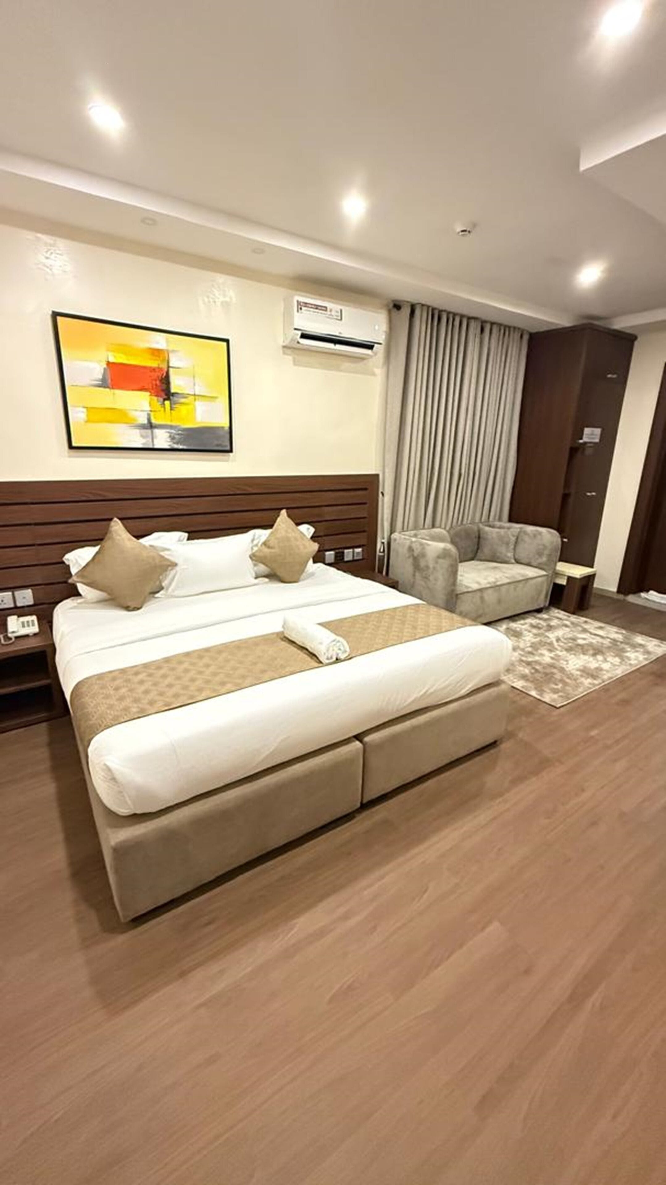 Deluxe Studio | Laptop workspace, free WiFi