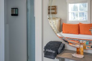 1 bedroom, iron/ironing board, free WiFi, bed sheets - Deck View + Sunset, Steps to Town & Parks, Games (Pacific Beach)