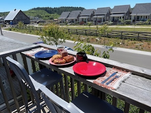 Outdoor dining - Steps to Town & Parks, Games, Deck View + Sunset (Pacific Beach)
