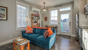 Una Smart TV, un reproductor de DVD, libros