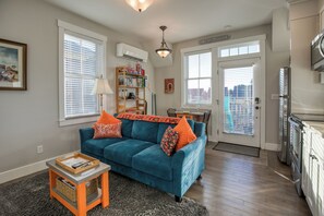 Smart TV, DVD player, books - Deck View + Sunset, Steps to Town & Parks, Games (Pacific Beach)