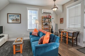 Smart TV, DVD player, books - Steps to Town & Parks, Games, Deck View + Sunset (Pacific Beach)