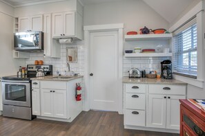 Fridge, microwave, oven, stovetop - Deck View + Sunset, Steps to Town & Parks, Games (Pacific Beach)