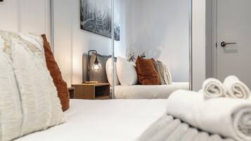 2 habitaciones, escritorio y tabla de planchar con plancha