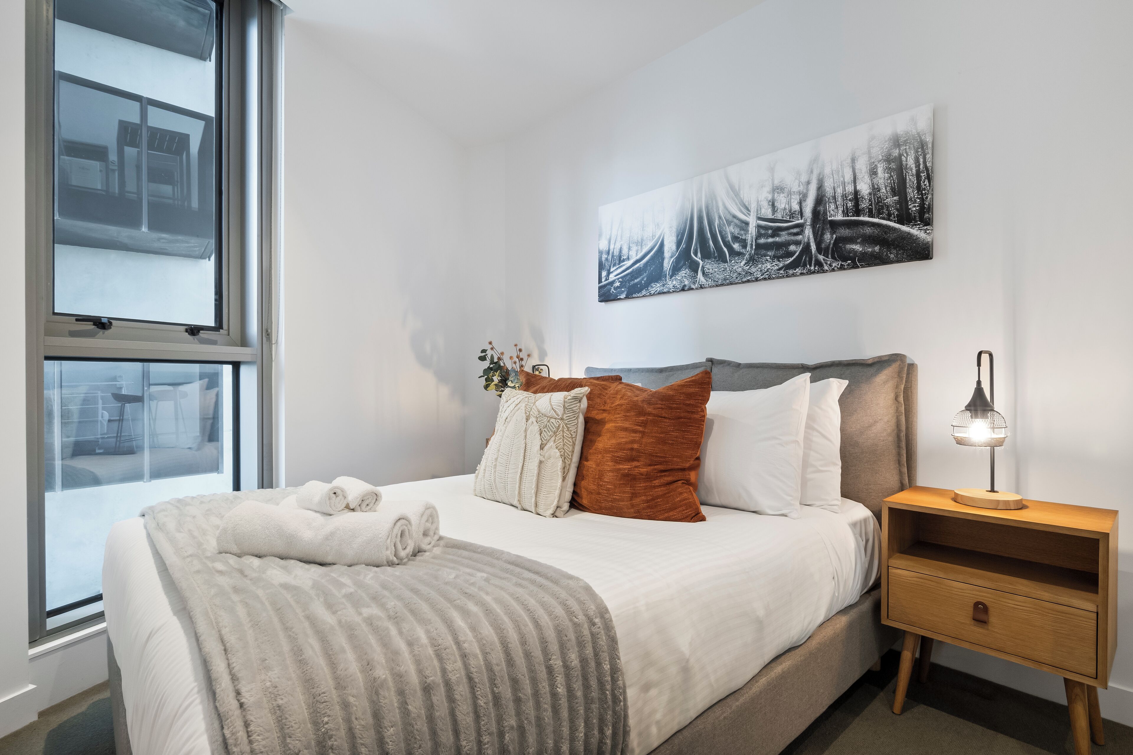 2 habitaciones, escritorio y tabla de planchar con plancha 