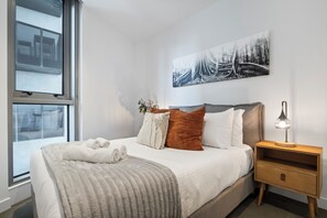 2 habitaciones, escritorio y tabla de planchar con plancha 